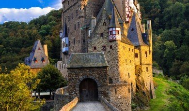 Actividad paranormal en los castillos alemanes: Explorando las leyendas de Schloss Hohenzollern y Burg Eltz